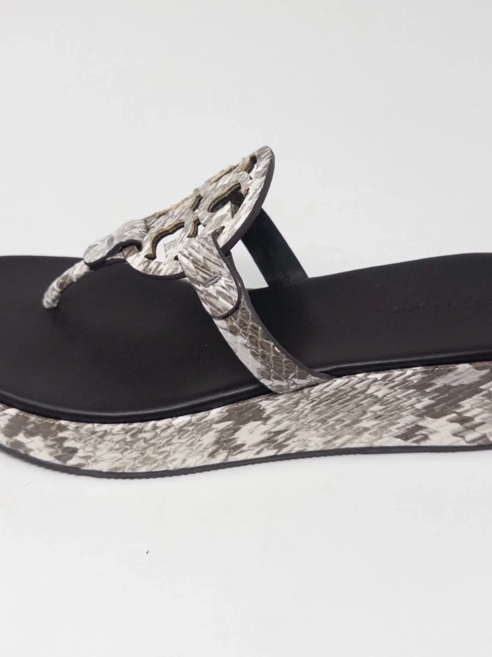 NIB Tory Burch Miller Snake-Embossed Wedge Thong color Granite Roccia 8.5/38.5